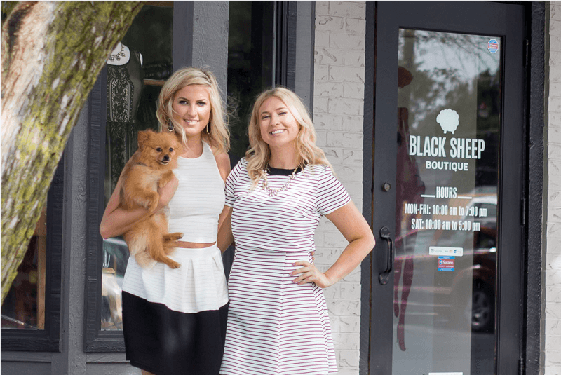 黑羊适合业务莎拉·劳伦斯（Sarah Lawrence）在精品店面前