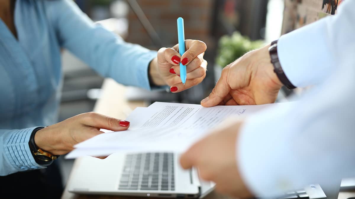 女人签署启动保险documents