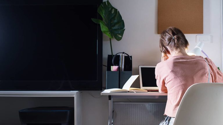 在家工作的员工感到孤独和孤立