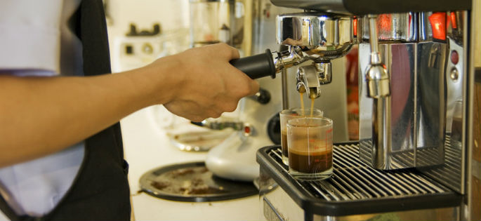 加利福尼亚公平薪酬法案工人浇注浓缩咖啡