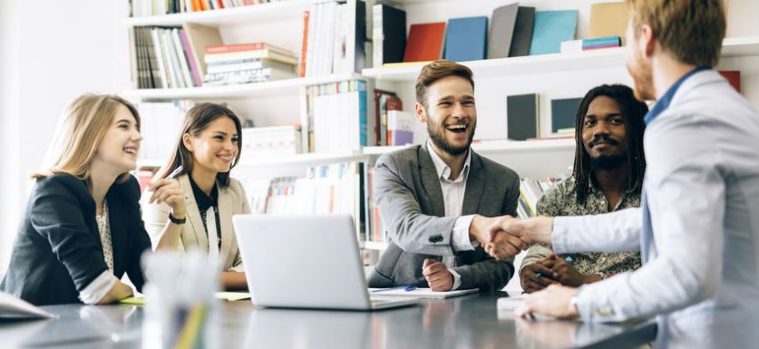 当你雇佣你的第一个员工时，遵循这个全面的清单。