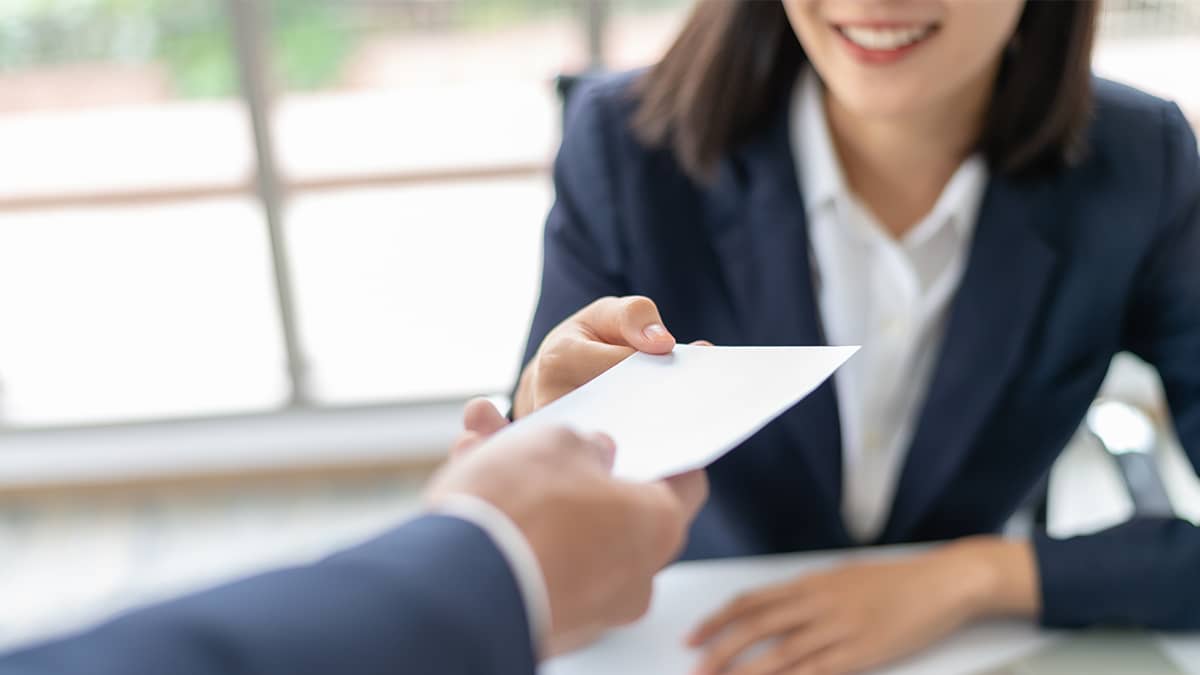 妇女递交员工他们的最终薪水遵守国家的PTO支付法律